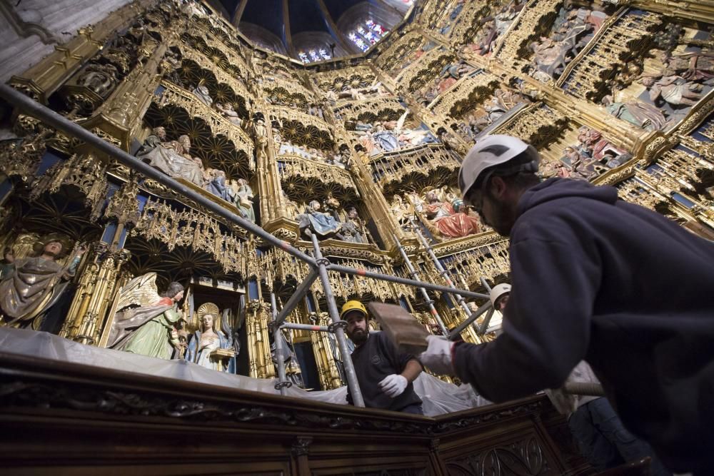 Montaje de los andamios para la limpieza del retablo de la Catedral de Oviedo