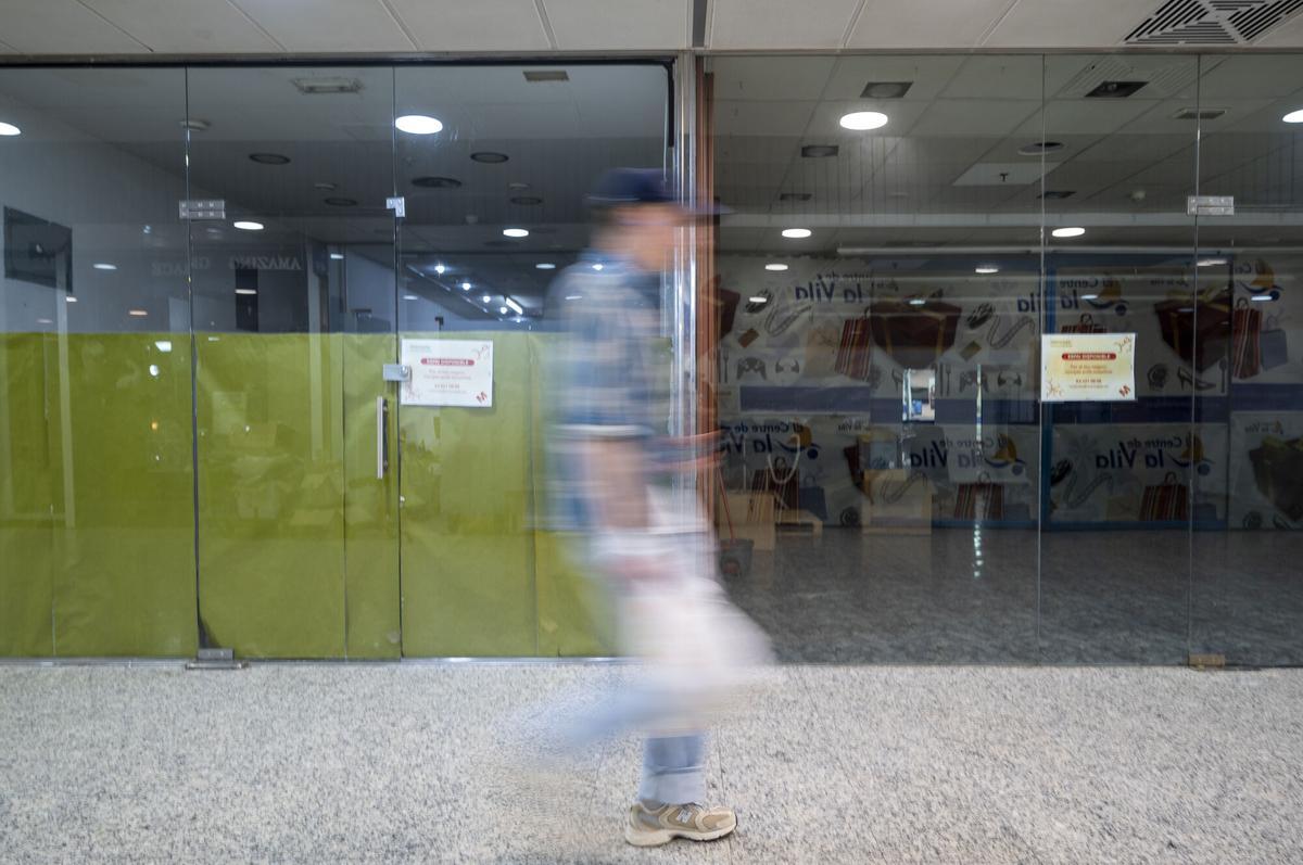 Barcelona. 04.06.2025. Barcelona. Interior del centro comercial El Centre de la Vila en el barrio de la Vila Olímpica con numerosas tiendas cerradas y pocos comercios abiertos. Fotografía de Jordi Cotrina