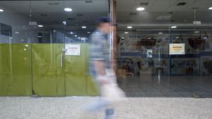 Barcelona. 04.06.2025. Barcelona. Interior del centro comercial El Centre de la Vila en el barrio de la Vila Olímpica con numerosas tiendas cerradas y pocos comercios abiertos. Fotografía de Jordi Cotrina