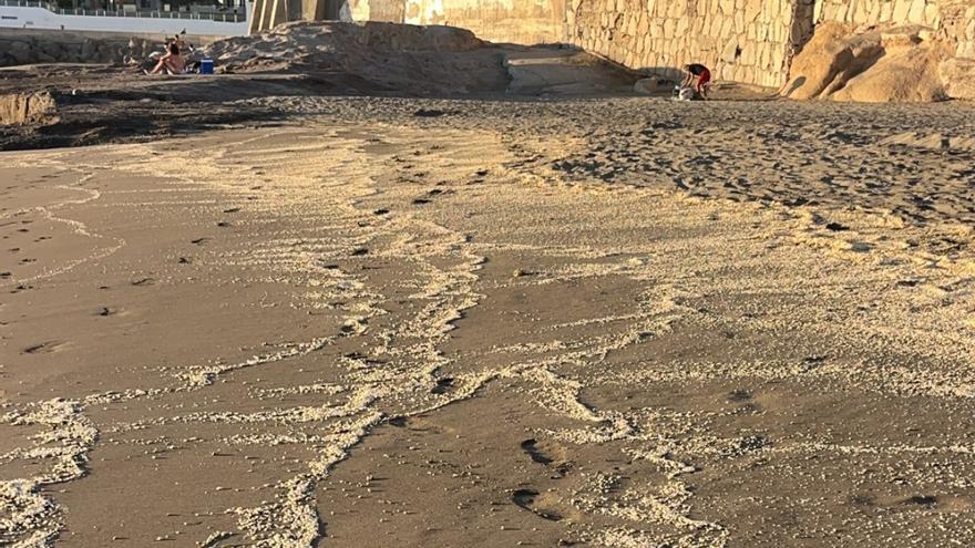 Gran Canaria suma 12 playas cerradas al baño por el vertido