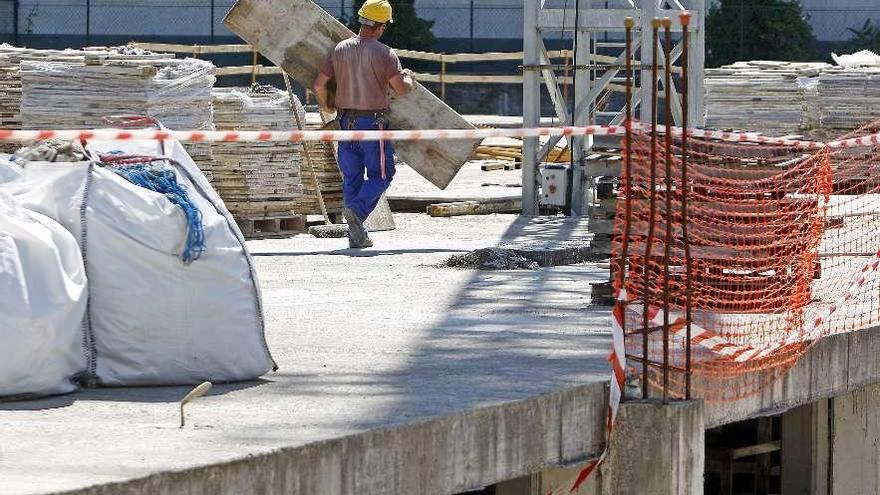 Un trabajador en la obra de construcción de un edificio en Vigo. // Marta G. Brea