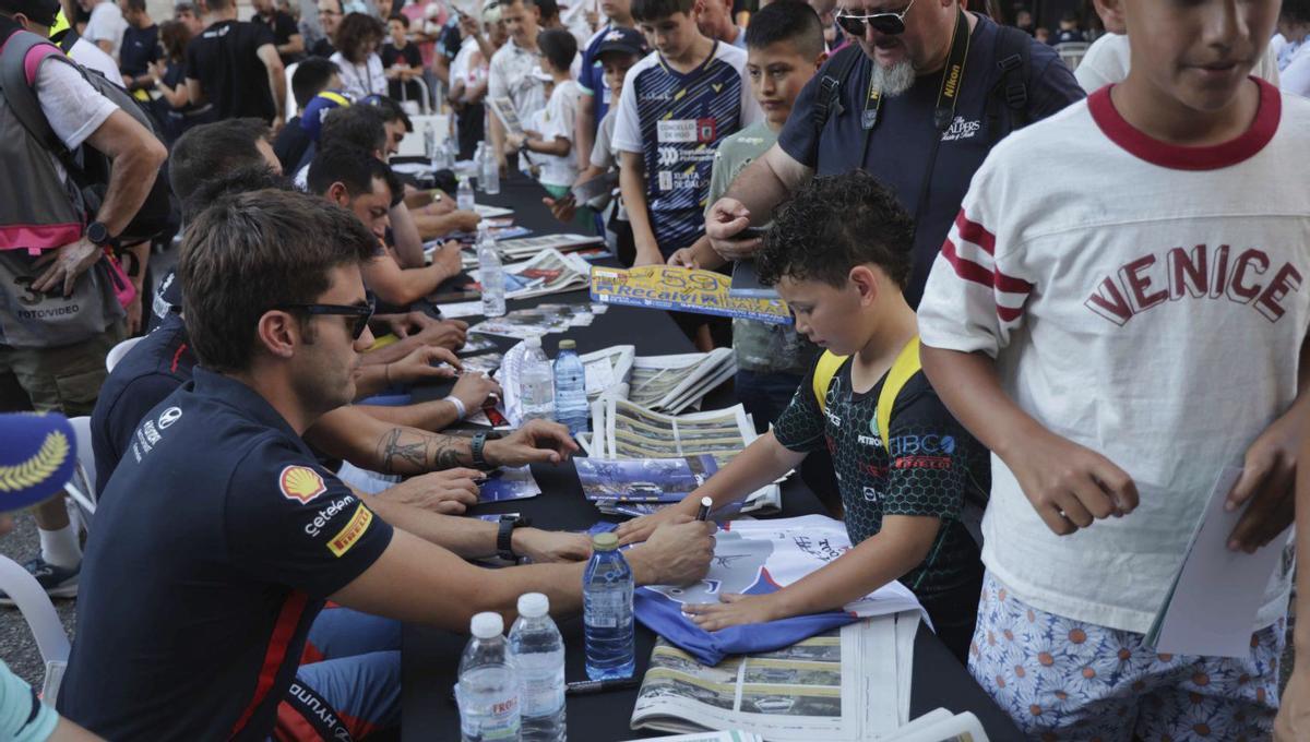 Los pilotos, firmando autógrafos. | PABLO H. GAMARRA
