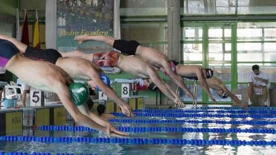 Los nadadores saltan a la piscina Rosario Dueñas. // Enzo Sarmiento