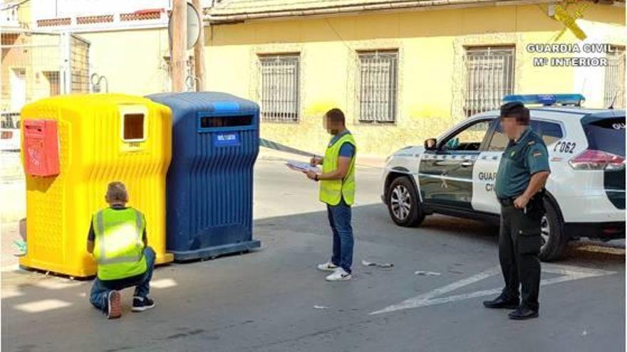 La Guardia Civil de Almoradí realiza una inspección en dos de los contenedores.