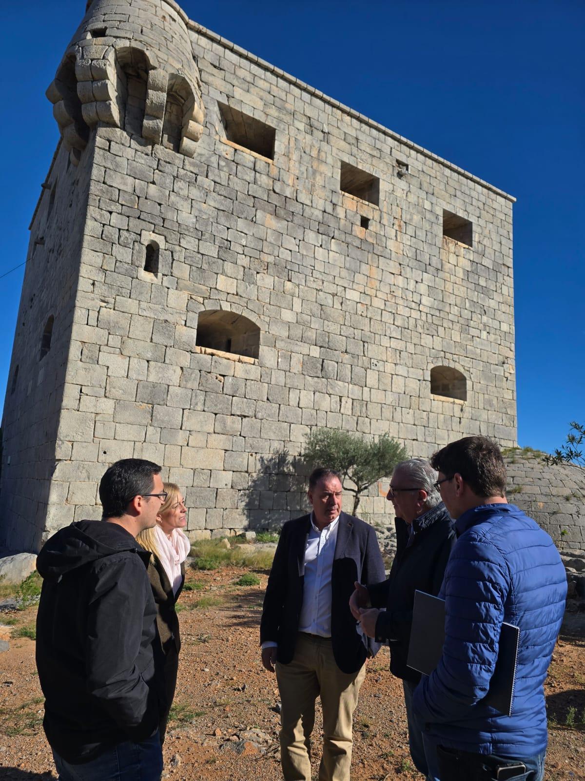 Imagen de archivo de una visita de Ximo Llopis y Rafael Albert a la Torre del Rey.