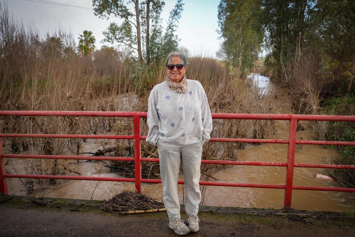 Marimé Carrión, vecina de Los Lebratos, junto al arroyo Calamón.
