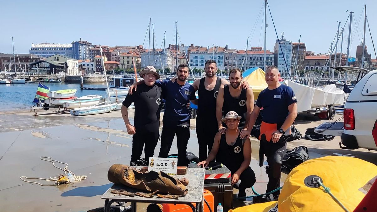Los miembros de la Armada que actuaron hoy en Gijón.