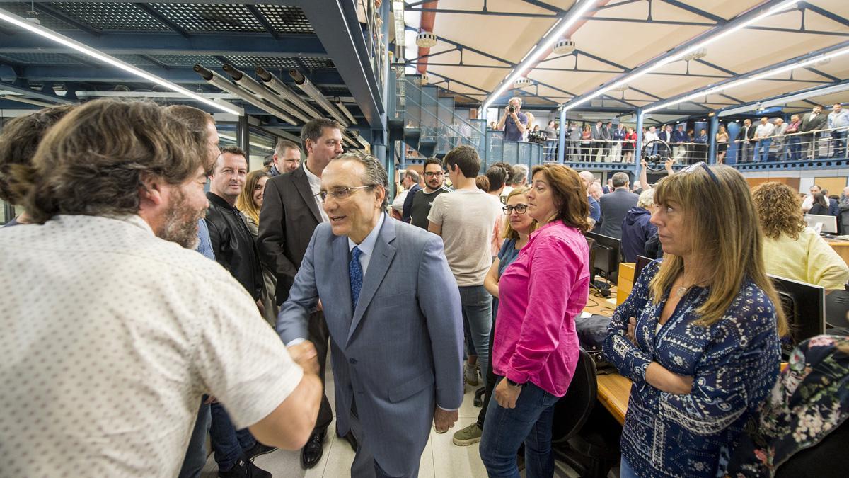 Javier Moll, presidente del grupo Prensa Ibérica, saluda a los miembros de la redacción de EL PERIÓDICO, el 30 de mayo del 2019, tras la adquisición de la cabecera