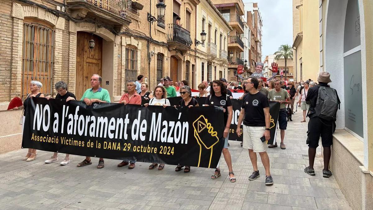Pancarta sobre el aforamiento de Mazón este domingo en la manifestación de Paiporta