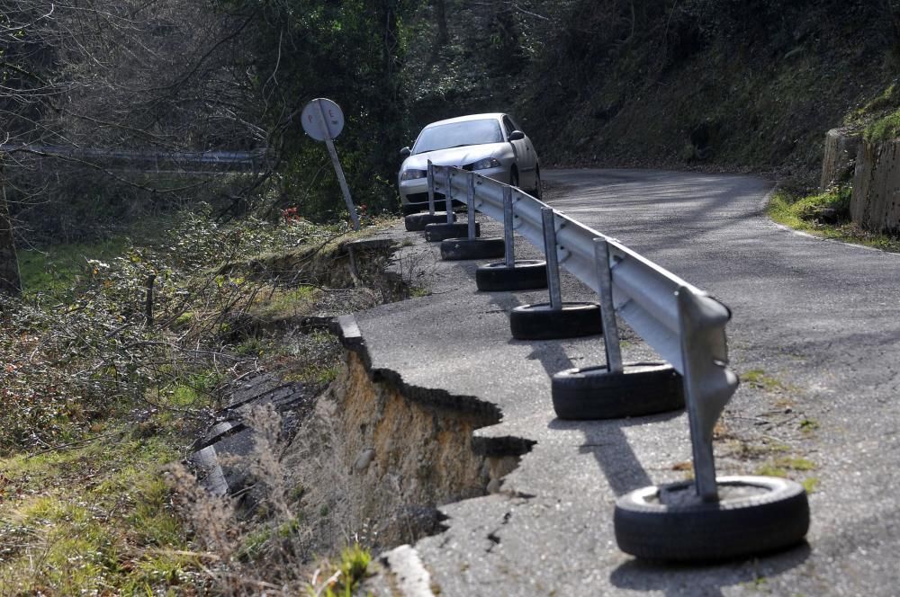 Hundimiento de la AS-337 de la Colladiella en el km 8