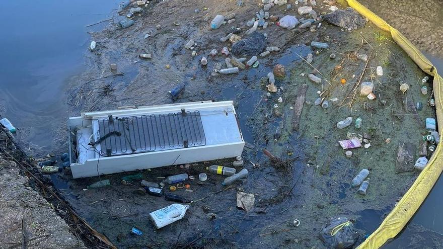 El colmo del incivismo: tiran una nevera a una acequia que desemboca en el mar