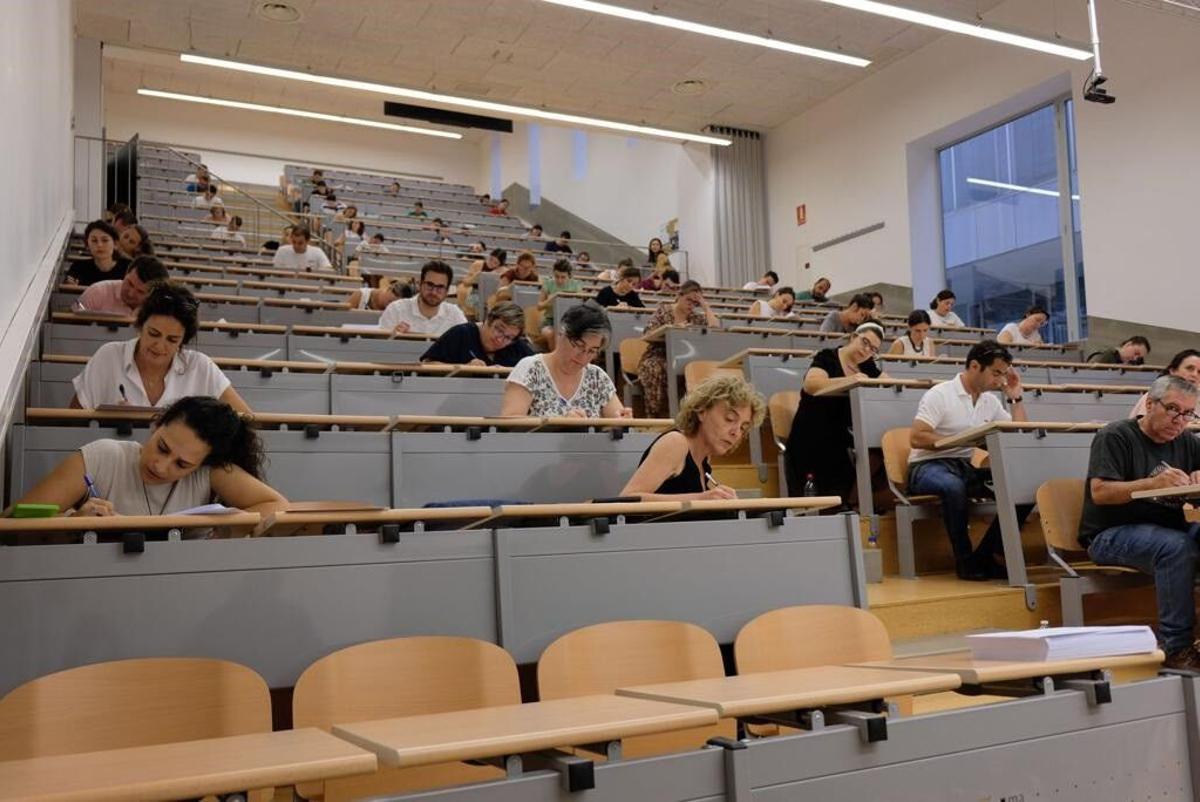 30/06/2023 Opositores de educación reúnen firmas para preservar sus puestos en bolsa tras la convocatoria de estabilización de 2024. La oferta supone el 100% de la tasa de reposición de las bajas de maestros, profesores de Secundaria y de Escuelas Oficiales de Idiomas SOCIEDAD JUNTA DE ANDALUCÍA