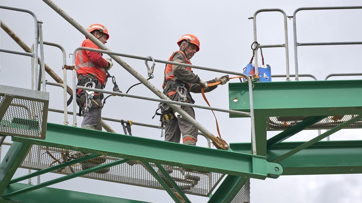 Trabajadores en un andamio.