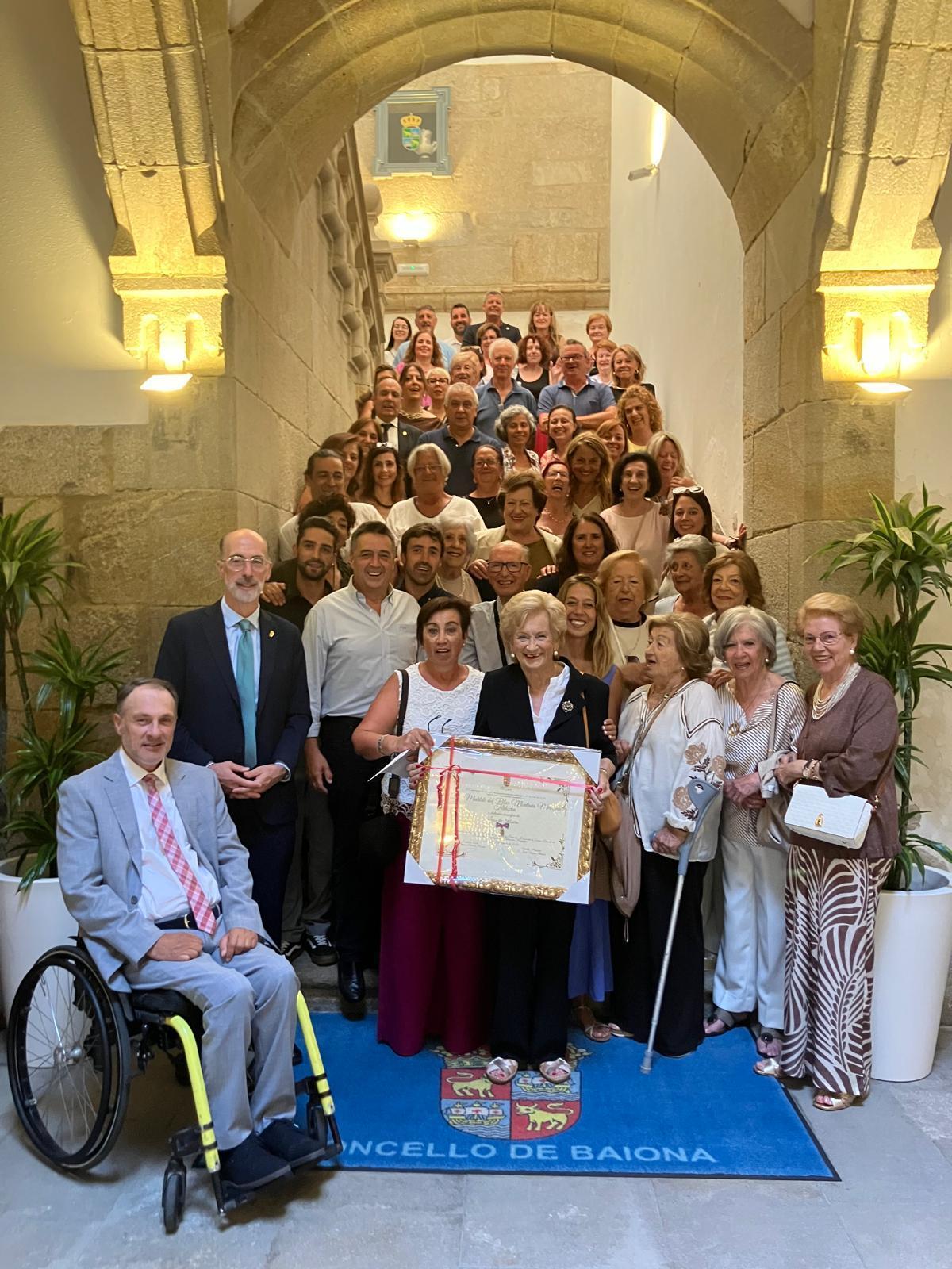 Asistentes al acto de entrega del Lazo de Honor de Baiona a Tilducha.