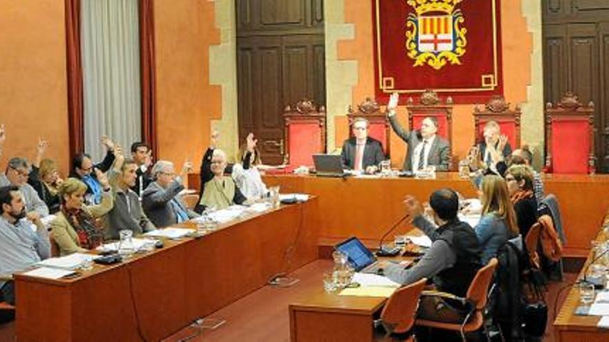 El moment de la votació amb la qual es modifiquen els estatuts de l&#039;empresa municipal