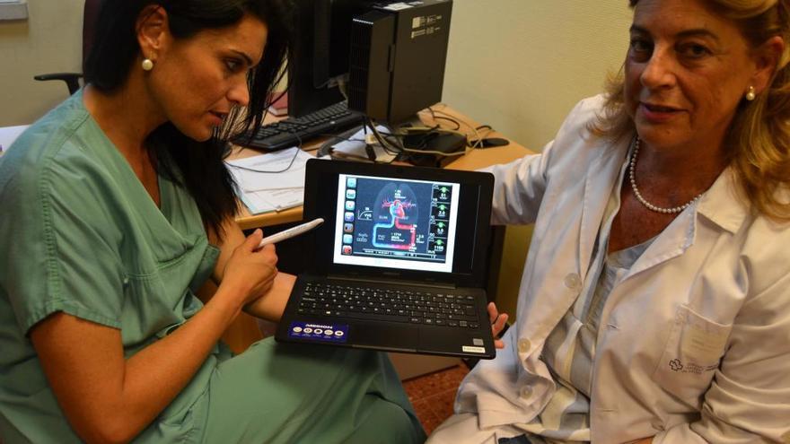 La coordinadora del curso en Pontevedra, Beatriz Hernández, y la jefe de servicio de Anestesia e Reanimación, la doctora Maxura Carro Roibal, muestran una de las imágenes que reproduce el monitor.
