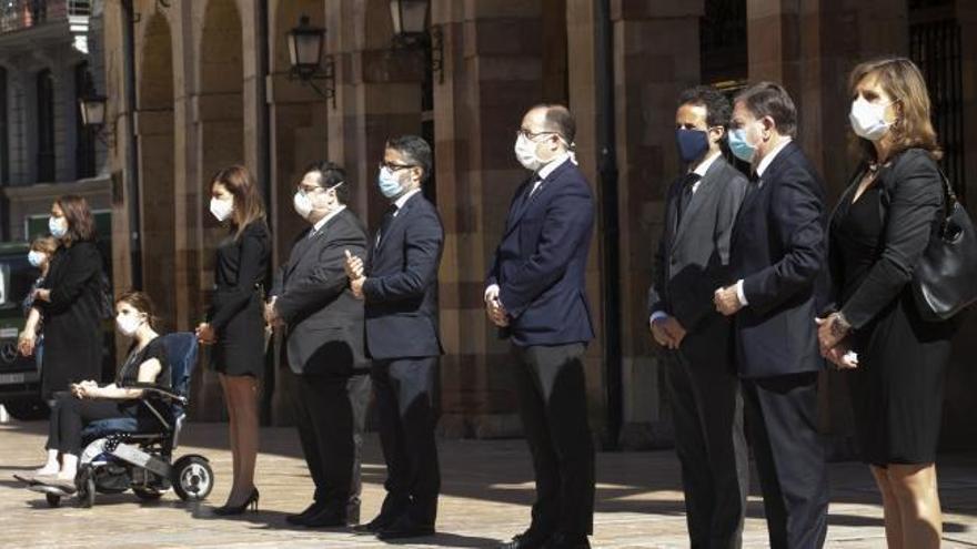 VÍDEO: Así fue el emotivo minuto de silencio de Oviedo por las víctimas del coronavirus