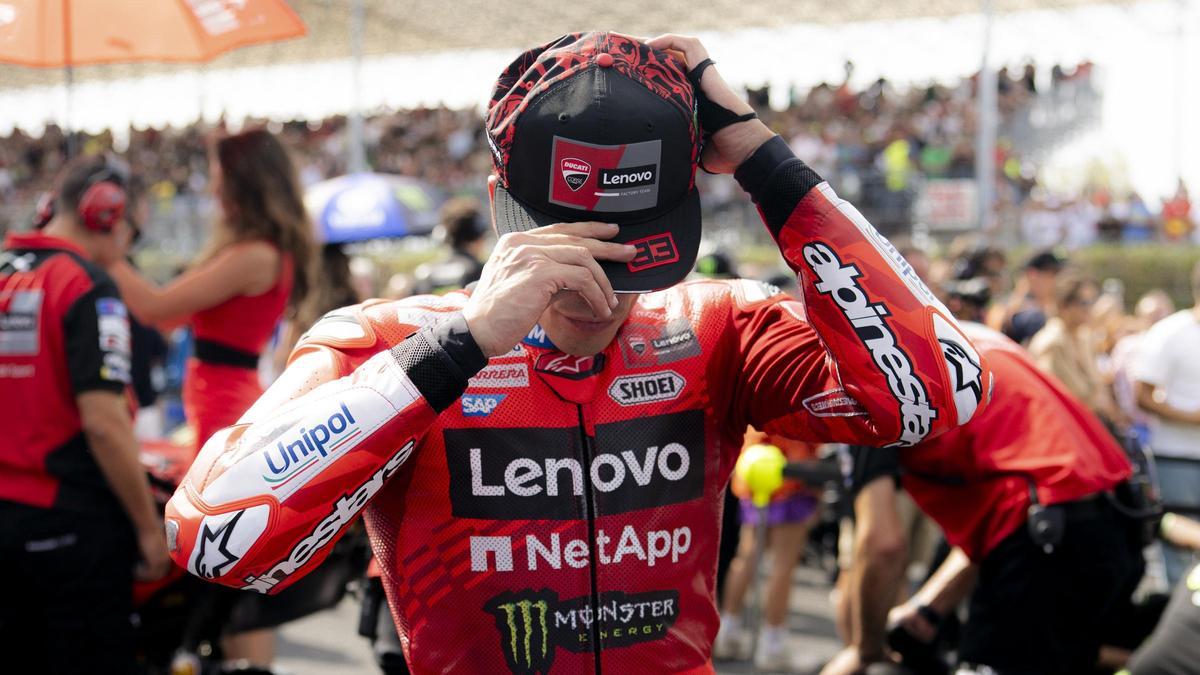 Marc Márquez provoca la algarabía de los fans de Rossi al caerse en Misano