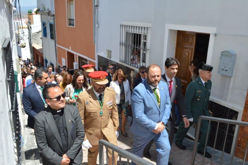 El Cristo del Perdón y de la Vera Cruz ha recorrido las calles, decoradas con cruces florales, macetas, enseres y banderillas de colores, acompañado de cientos de fieles