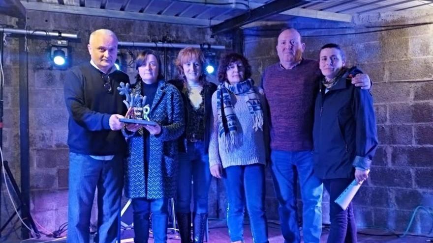 Desde la izquierda, los homenajeados Marcelino y Ana Fernández Costales, la teniente de alcalde de Villaviciosa,  Lorena Villar y los miembros de la asociación vecinal de Rozaes Loly Díaz, Roberto Díaz y Elena Sopeña.  | V. A.