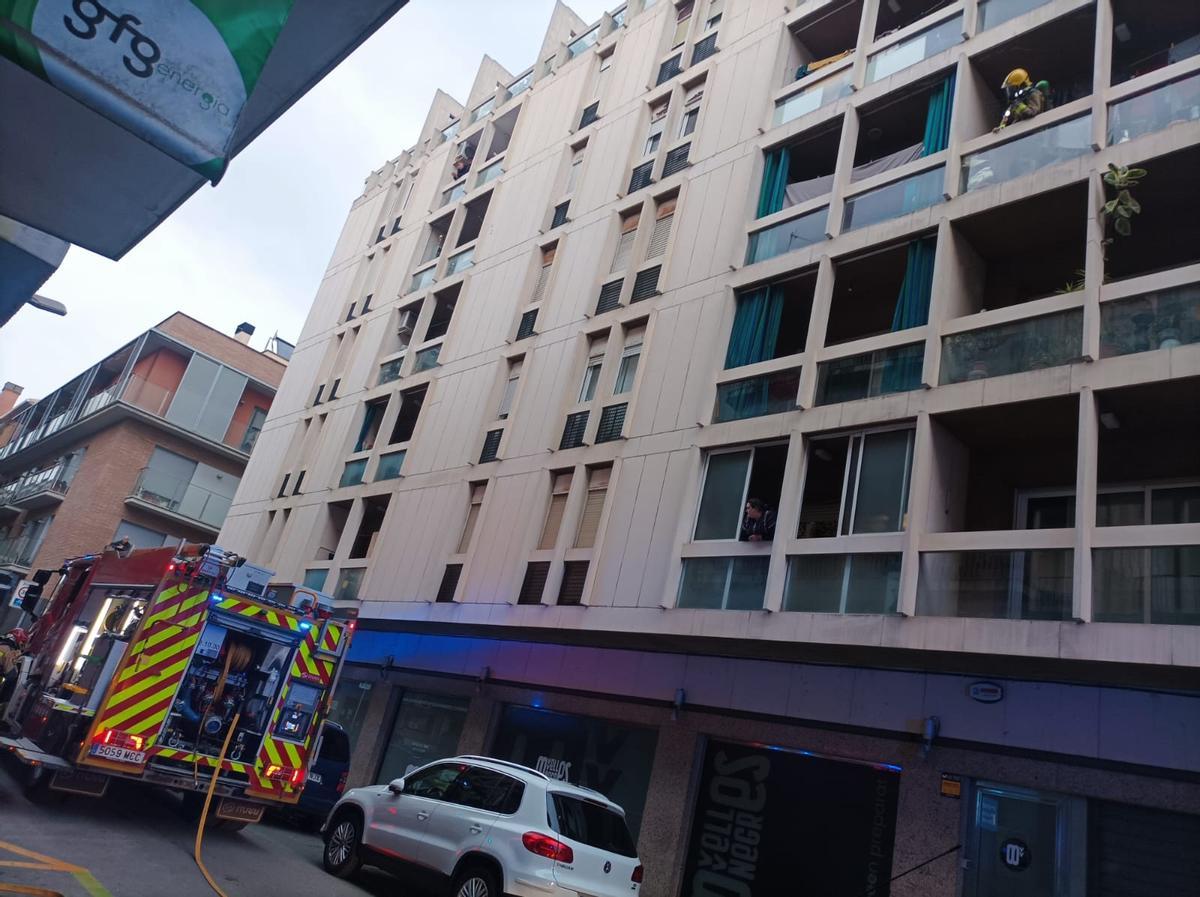 Els bombers durant la seva actuació al carrer Santa Llogaia