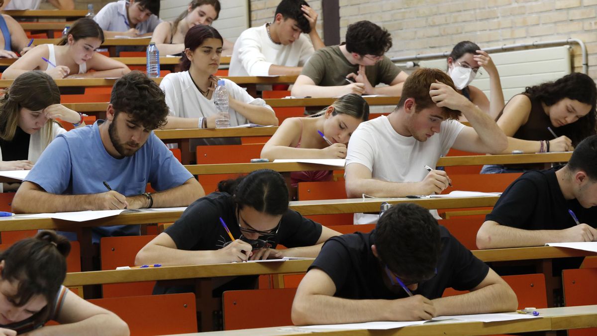 Estudiantes se examinan de la ABAU extraordinaria en Vigo.