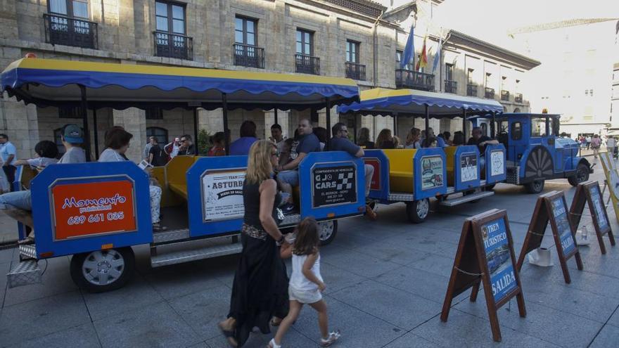 El tren turístico, en la Plaza de España.