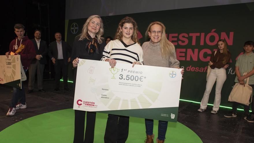 La joven lavianesa Lola Bernardo gana el concurso nacional de monólogos científicos de Bayer