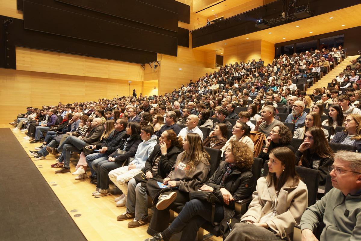 La Jornada de Portes Obertes «En família a l’UJI» mostra a 1.200 persones l’oferta formativa i les instal·lacions i serveis del campus La Jornada de Portes Obertes «En família a l’UJI» mostra a 1.200 persones l’oferta formativa i les instal·lacions i serveis del campus
