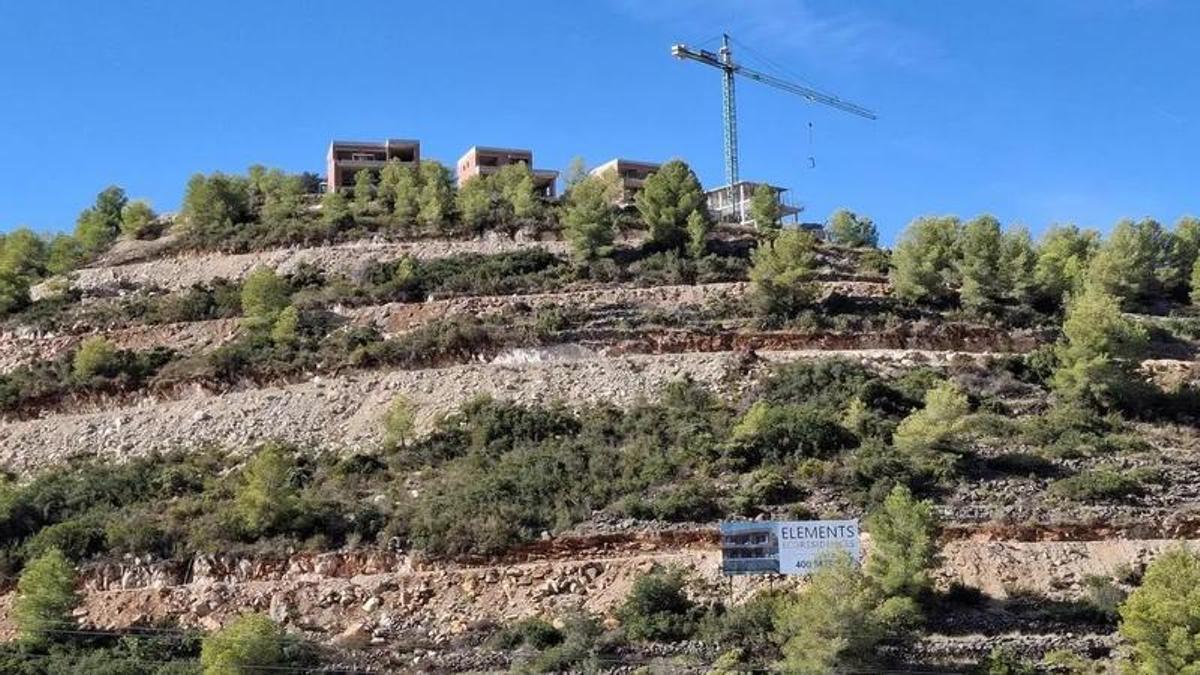 Imagen de archivo de los chalés del PAI de 488 viviendas con piscina que se están construyendo en lo alto de la montaña