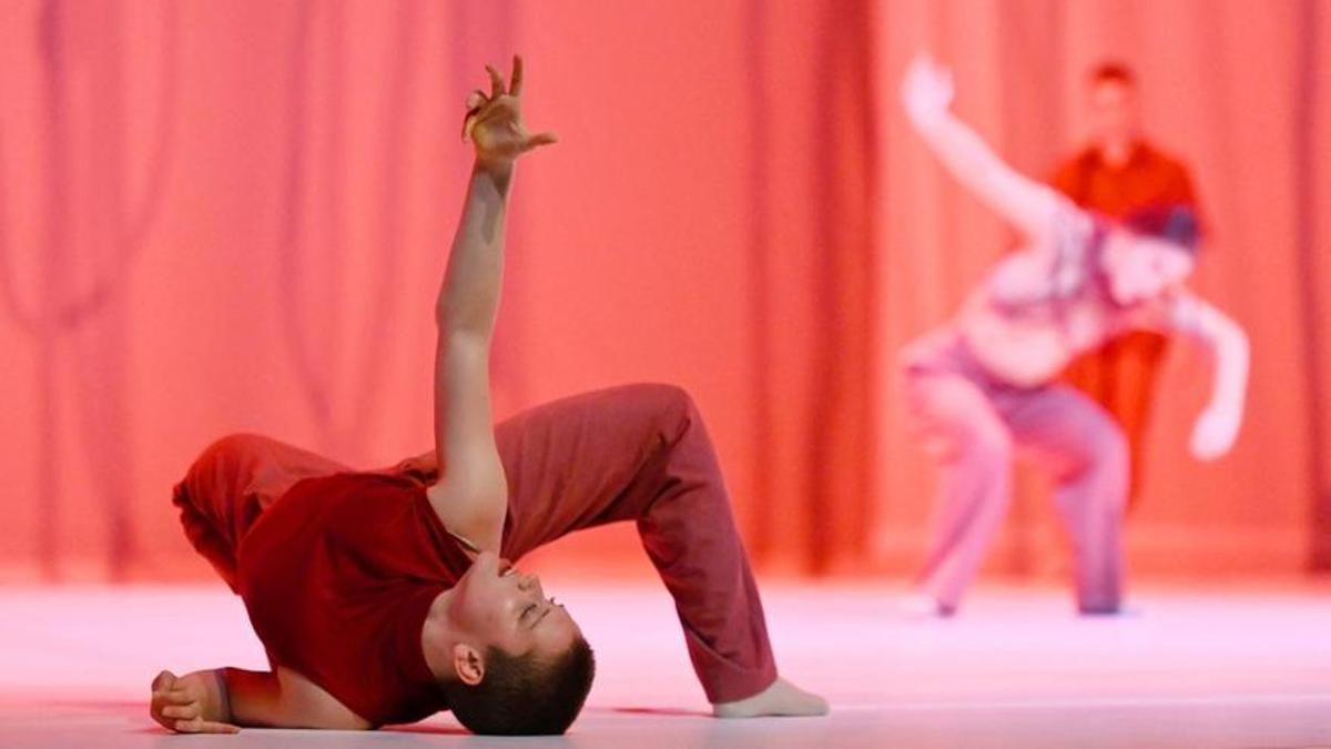 Un total de 16 bailarines se subirán este sábado al escenario del Palacio de Congresos con el espectáculo ‘El hilo rojo’.