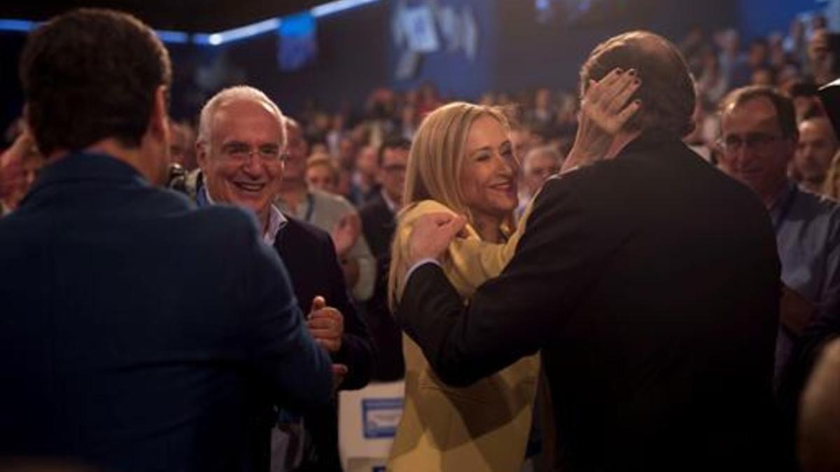 Rajoy saluda a Cifuentes en la convención del PP.