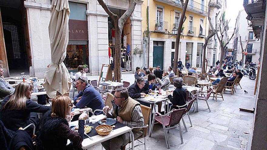 Turistes al Barri Vell de Girona durant la passada Setmana Santa.