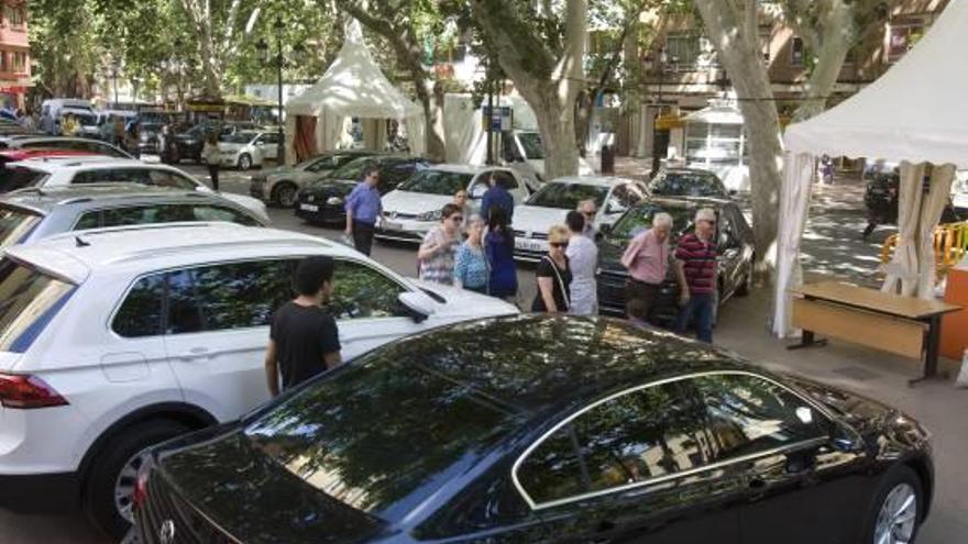 Decenas de coches invadirán la Albereda hasta mañana.