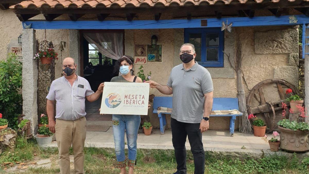 Entrega del marchamo a la artesana Nuria Martín.