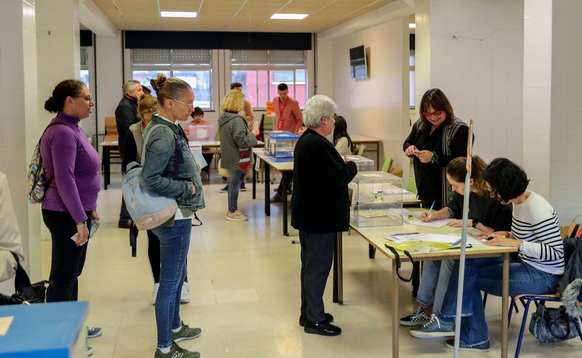 OVIEDO, 28/05/2023.- Varios votantes hacen cola para ejercer su derecho al voto en un colegio electoral de Oviedo, este domingo. Los asturianos eligen a su duodécimo parlamento autonómico y los 78 concejos renuevan 922 concejales. EFE/ J.L.Cereijido