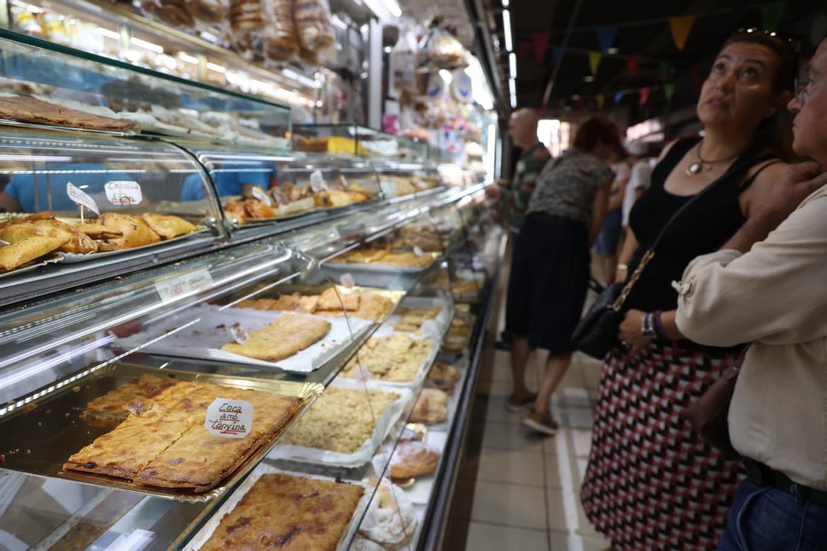 Coca amb tonyina y otros productos de panadería en el Mercado Central de Alicante.