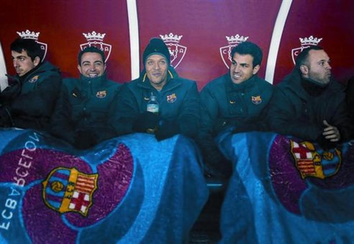 Cuenca, Xavi, Adriano, Cesc i Iniesta, a la banqueta del Reyno de Navarra. Cuenca, Xavi, Adriano, Cesc i Iniesta, a la banqueta del Reyno de Navarra.
