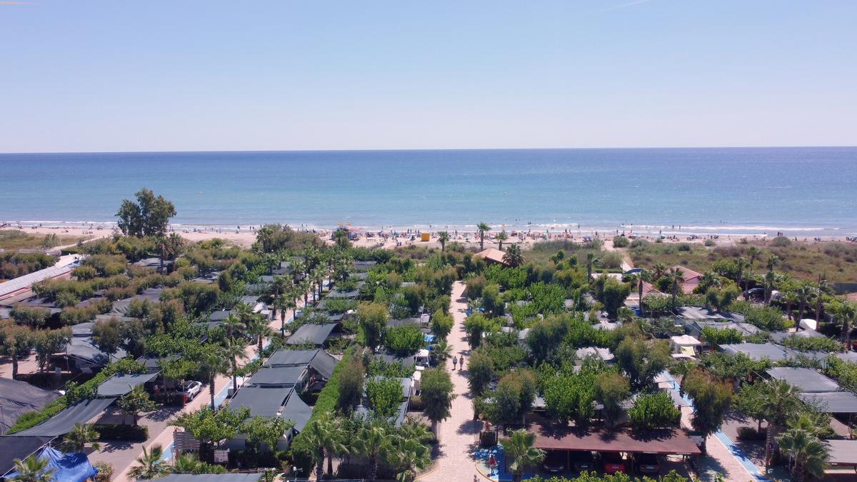 Bravoplaya se ubica en un entorno privilegiado, a primera línea de la playa del mar Mediterráneo.