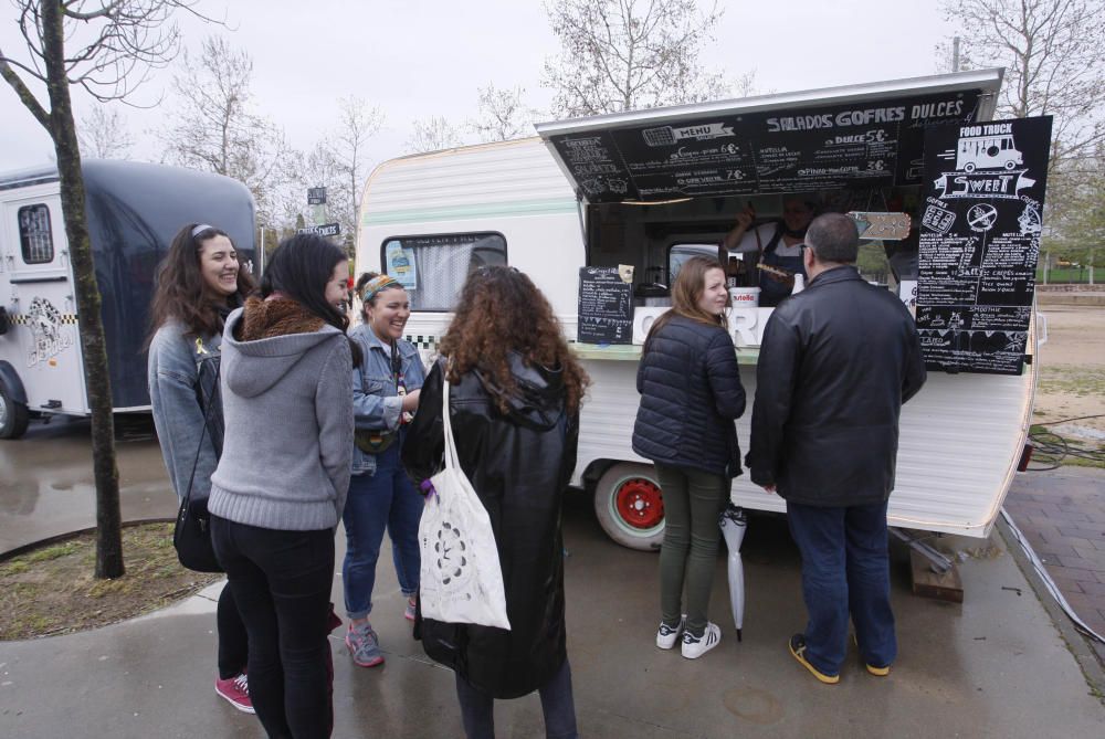 El Food Truck Market de Salt aguanta la pluja