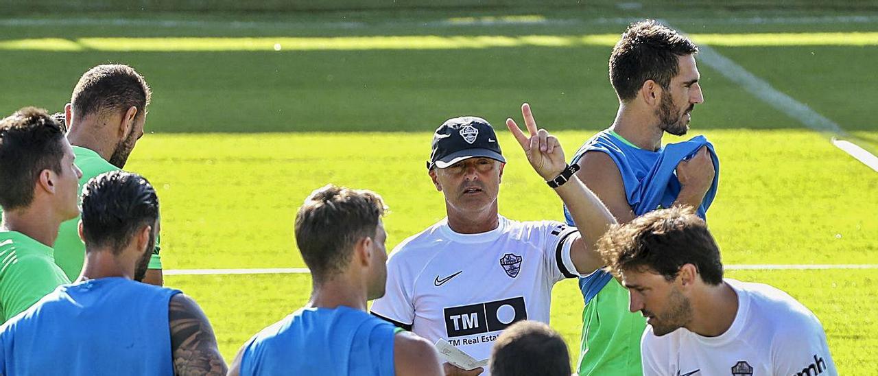 Fran Escribá da instrucciones a sus jugadores durante un entrenamiento reciente. |