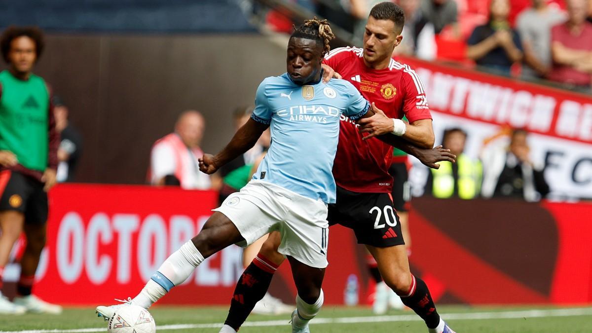 Doku y Dalot, durante la final de la Community Shield entre City y United