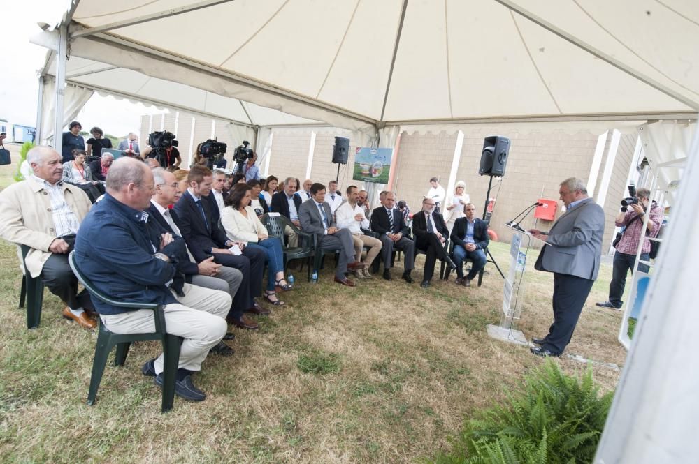 Visita de Javier Fernández a las instalaciones de Central Lechera Asturiana