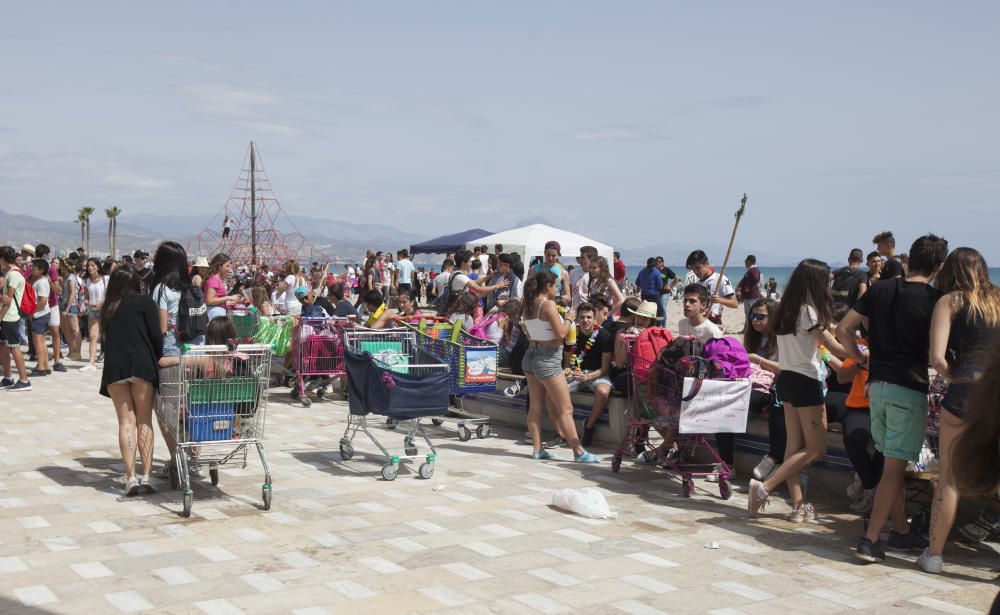 Macrobotellón de Santa Faz en la playa de San Juan