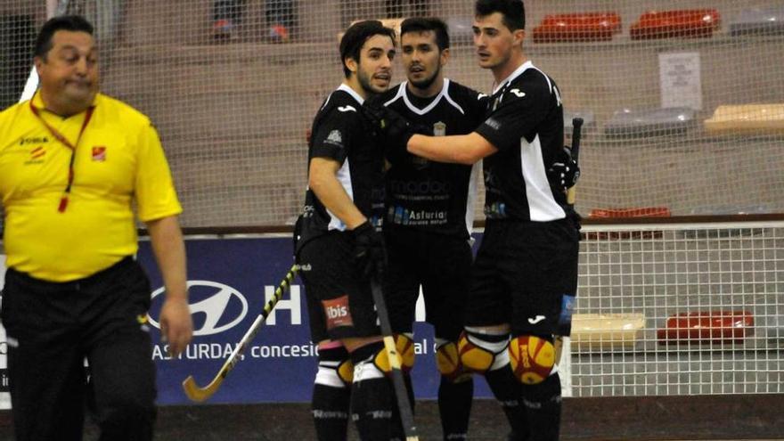 Los jugadores del Patín Mieres celebran un tanto.