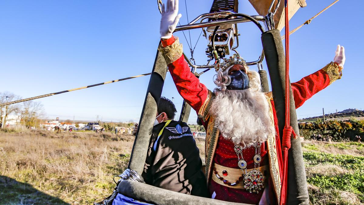 El rey Melchor saluda a los más pequeños en el interior de un globo, el pasado año.