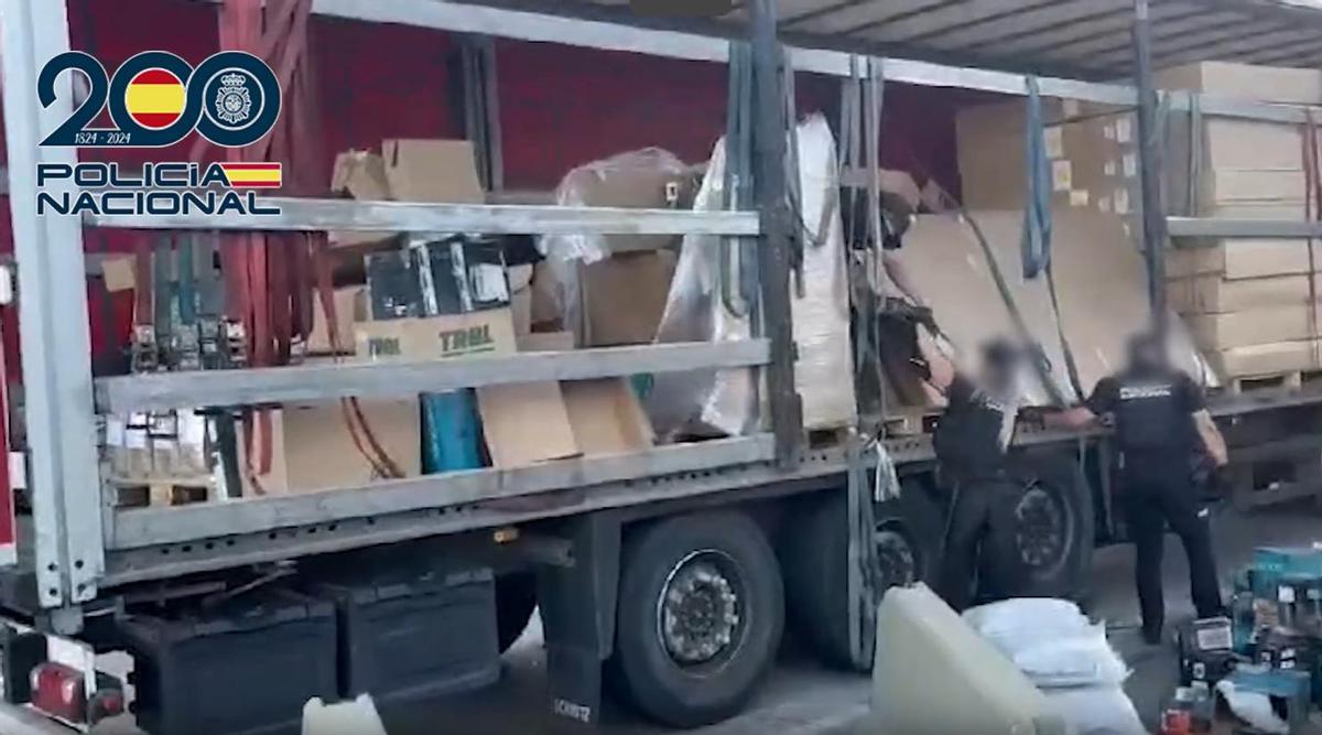 La operación iniciada por la Policía Nacional de Elche finalizó en el puesto fronterizo de La Jonquera