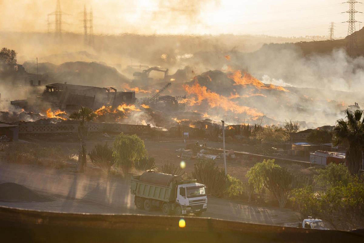 Incendio en Tenerife: continúan los trabajos de bomberos, que pueden durar varios días