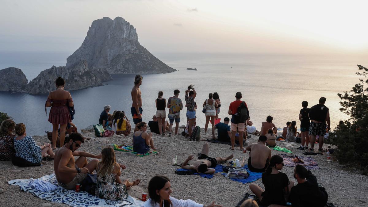 Aglomeraciones de personas en el mirador de Es Vedra.