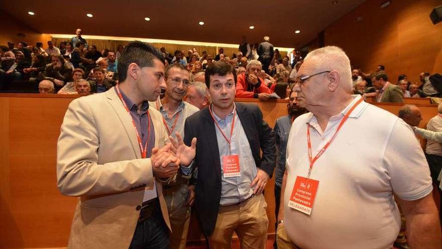 Gonzalo Caballero (en el centro), ayer, durante el &#039;congresillo&#039; celebrado en Pontevedra.